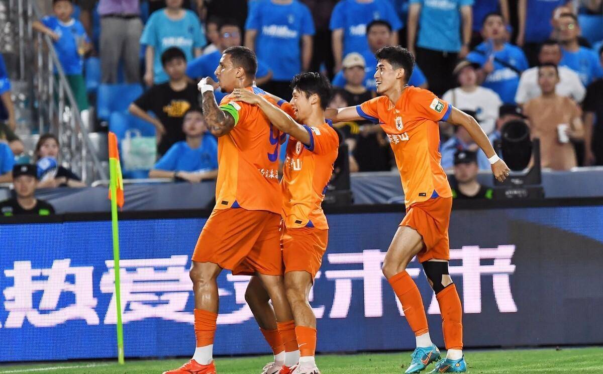 中超联赛战况激烈，各队实力对抗争夺胜负